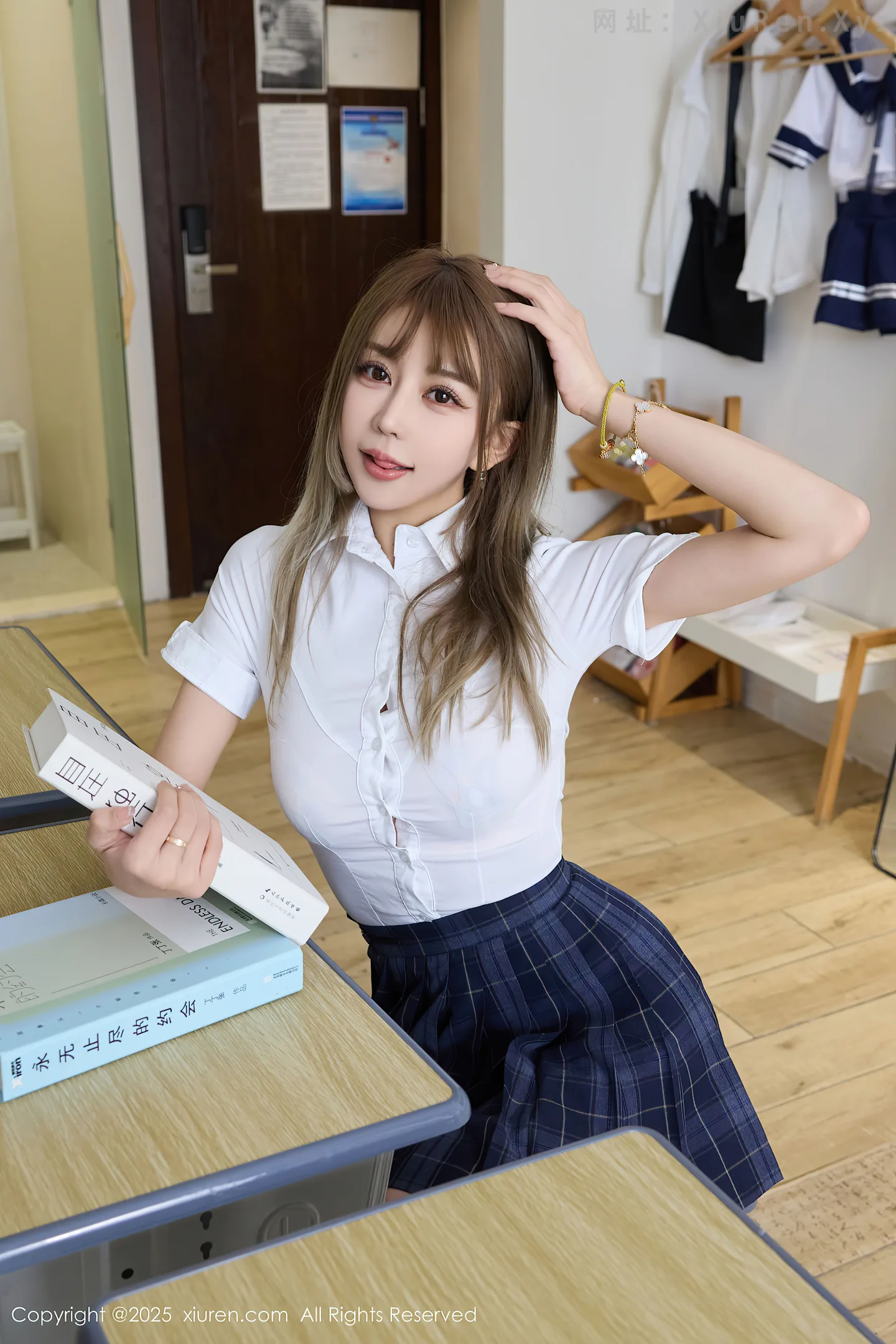 图片[4]-[XiuRen秀人网] VOL.10750 模特Zoe柚柚教室场景性感JK服装配超薄肉丝秀凹凸身材诱惑写真70P-秀人网官方网站